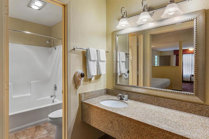 King Mini Suite - Non-Smoking image 3