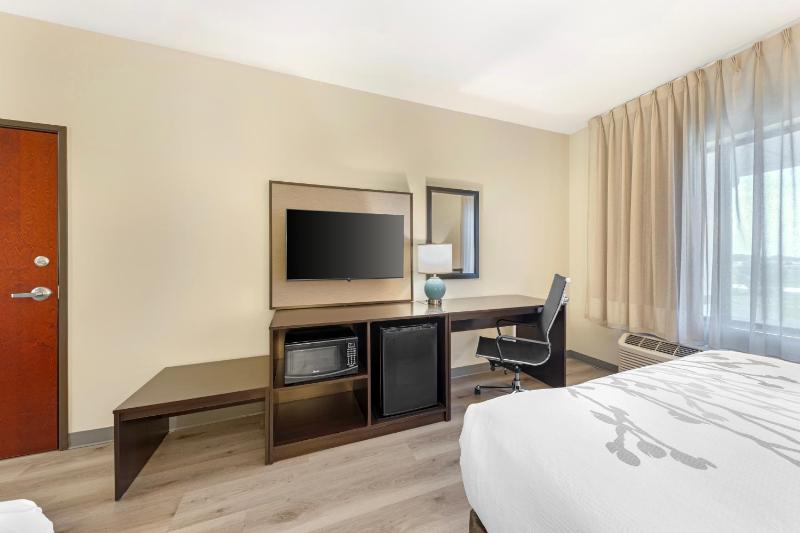 Queen Room with Two Queen Beds - Non-Smoking image 3