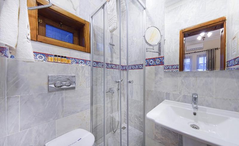  Double or Twin Room image 3