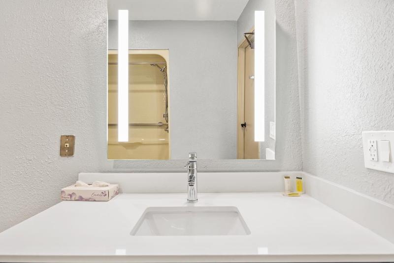 Queen Room with Bath Tub - Mobility/Hearing Accessible - Non-Smoking image 2