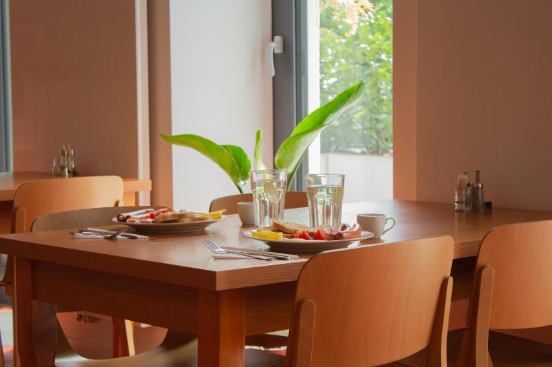 Hotel Gardinn - Free Parking and Quiet Garden - image 10