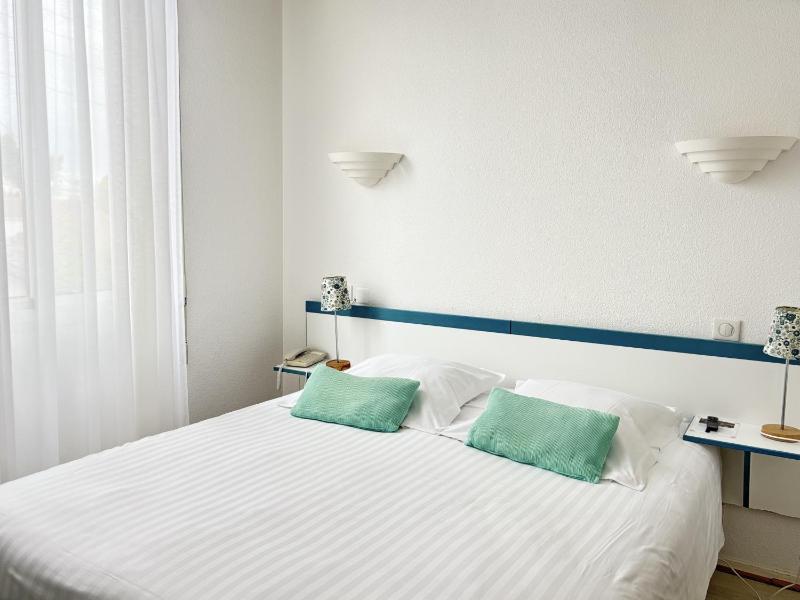 Double Room - Street Side image 3