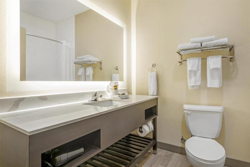 Queen Room with Two Queen Beds - Non-Smoking image 2