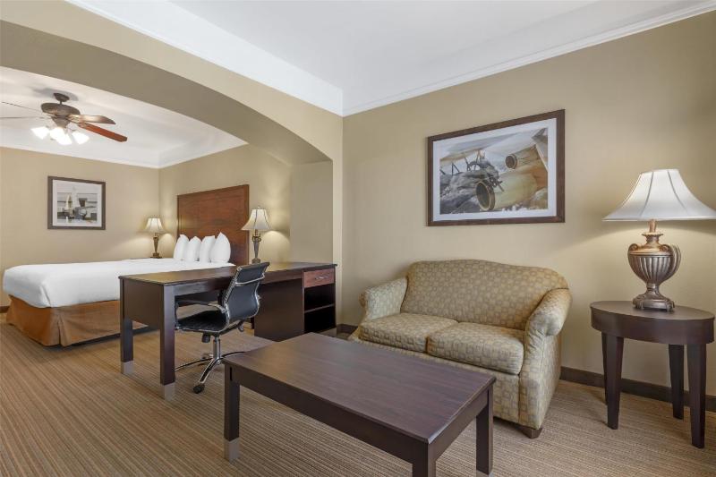 King Suite - Non-Smoking image 3