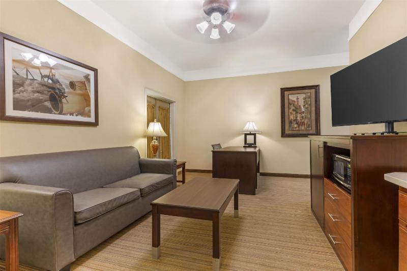 Honeymoon Suite - Non-Smoking image 3