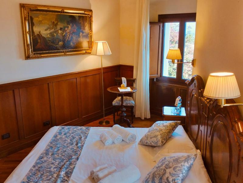 Deluxe Double Room image 2