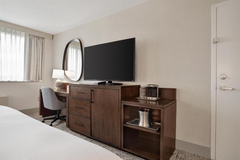 King Room with Accessible Tub - Mobility Access image 4