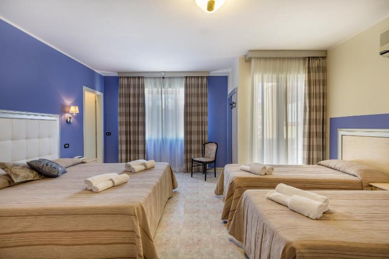Superior Quadruple Room image 4