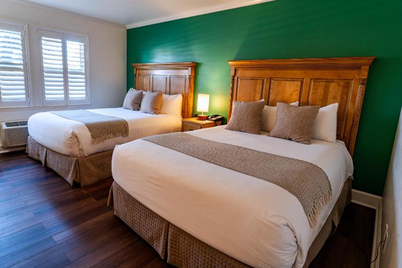 Deluxe Queen Room with Two Queen Beds image 3