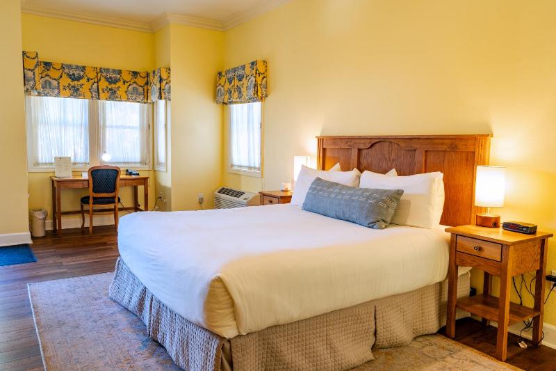 Premium King Room image 4