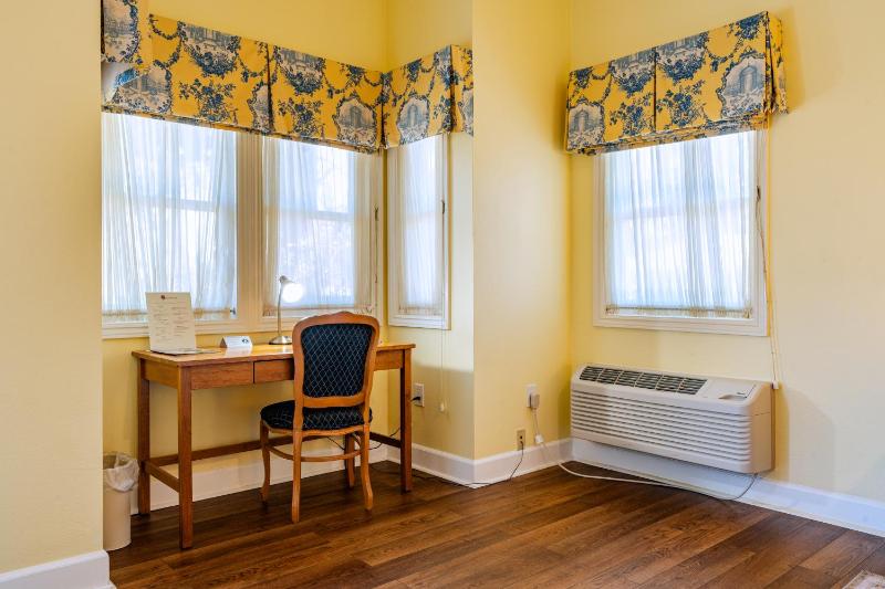 Premium King Room image 2