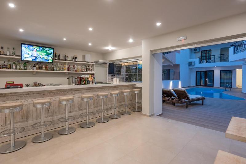 Artemis Hotel Apartments - image 6