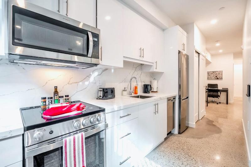 The Roland - Inviting 2BR Basement Suite in Downtown Toronto - image 3