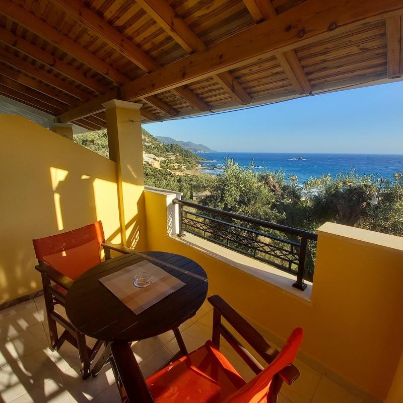 Studio Apartment with Sea View image 3