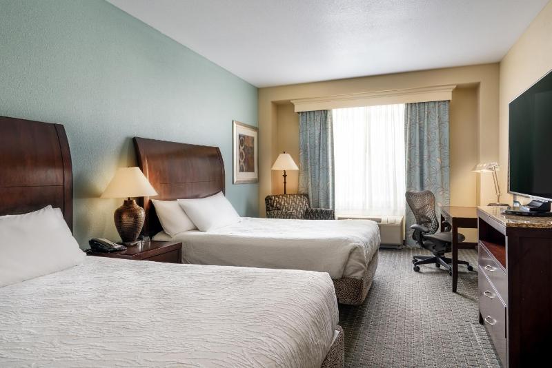 Queen Room with Two Queen Beds and Accessible Tub - Mobility Access image 4