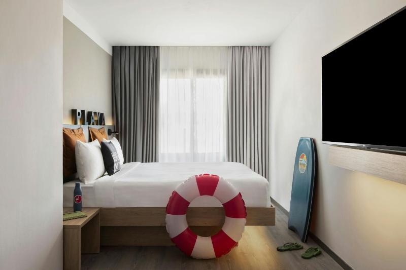 Moxy Queen Room with City View image 4