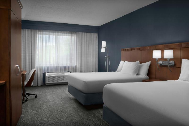 Queen Room with Two Queen Beds image 3