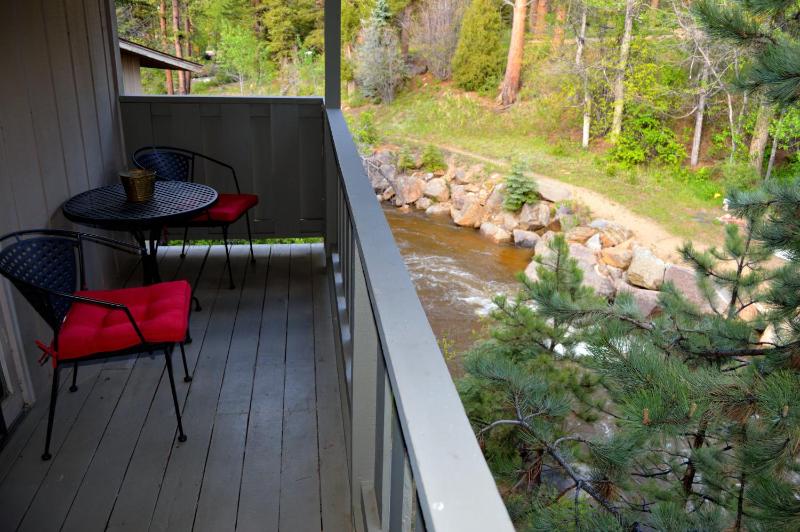 Deluxe King Room with River View image 2
