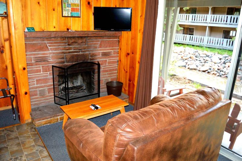 Rustic Double Queen Room with River View image 4