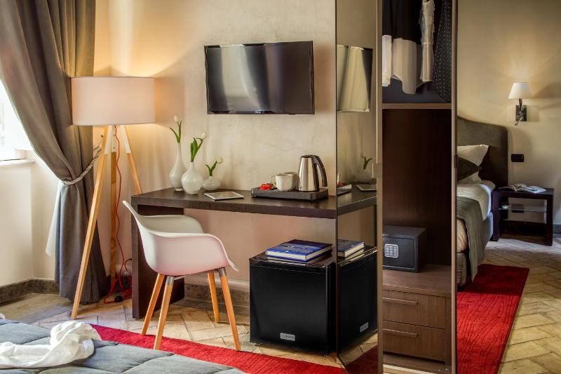 Deluxe Double or Twin Room image 3