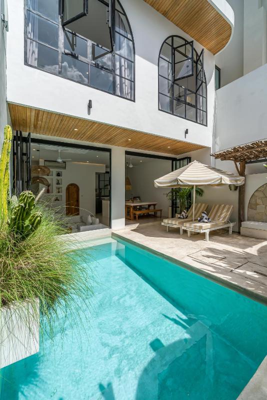 Villa Sunset and Sunrise - 2BR elegant villa in Central Canggu - image 6
