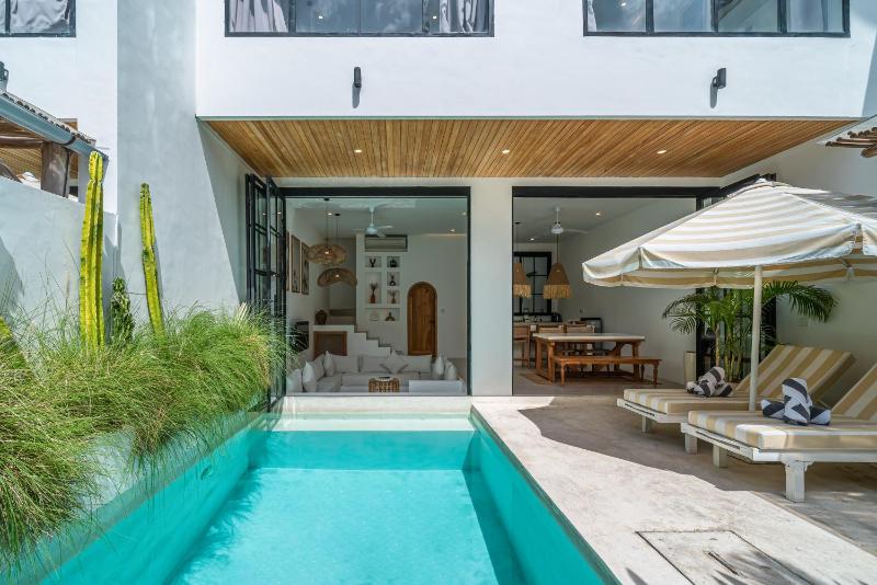 Villa Sunset and Sunrise - 2BR elegant villa in Central Canggu - image 35