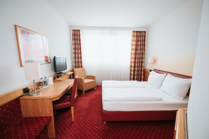 Queen Room image 4