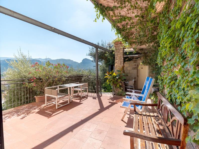 Family Room with Garden View image 3