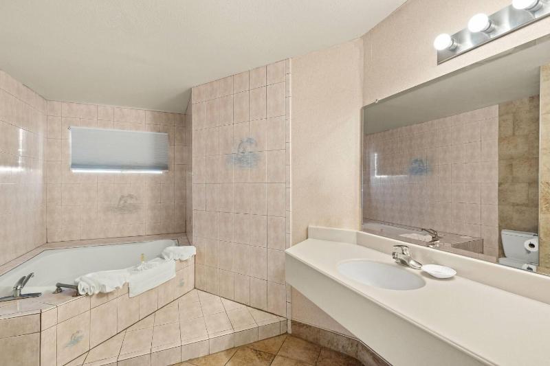 King Suite with Ocean View - Non-Smoking image 1