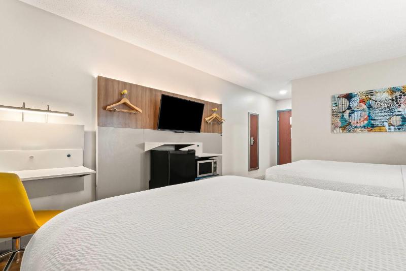 Queen Room with Two Queen Beds - Non-Smoking image 3