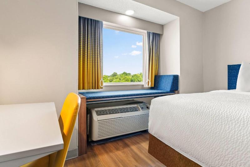 Queen Room with Two Queen Beds and Roll-in Shower - Mobility Accessible/Non-Smoking image 3