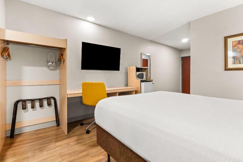 Queen Room with Roll-In Shower - Mobility Accessible/Non-Smoking image 3