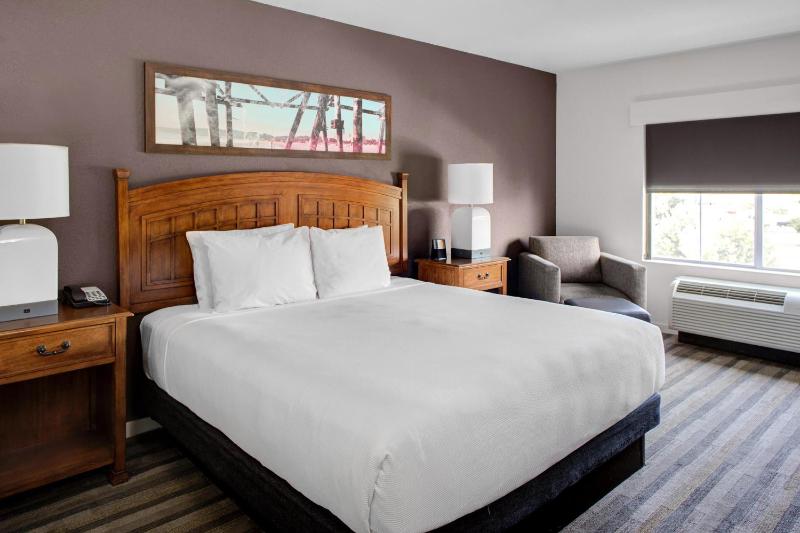 Standard King Room image 1