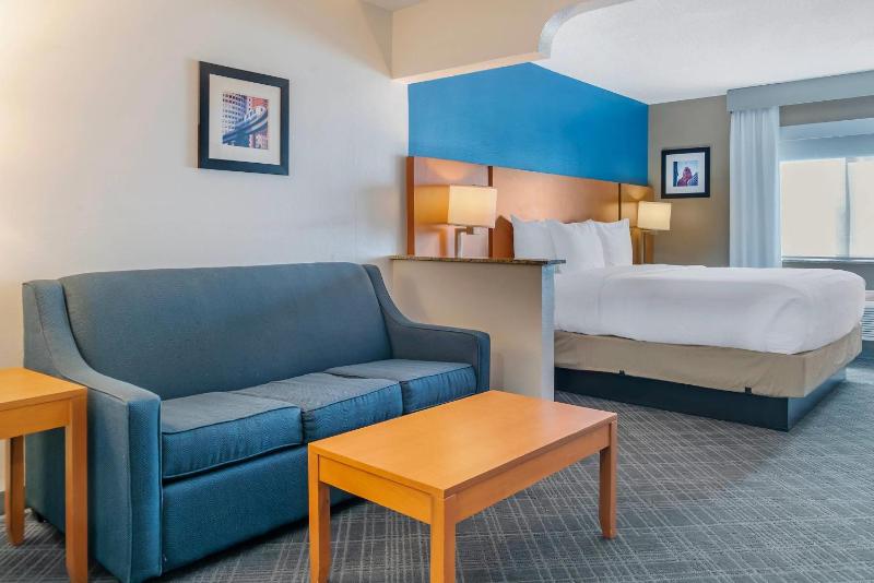 King Suite with Roll In Shower and Sofa Bed - Disability Access/Non-smoking image 3