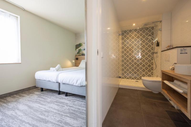 Large Double Room image 4