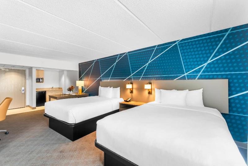 Queen Suite with Two Queen Beds - Non-Smoking image 4
