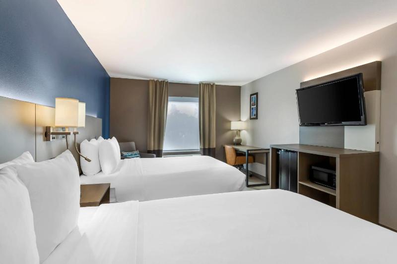 Queen Room with Two Queen Beds - Non-Smoking image 4