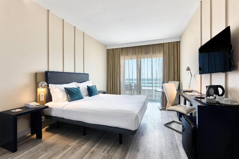 1 Double Bed, Premium Ocean Front, Non-Smoking image 1