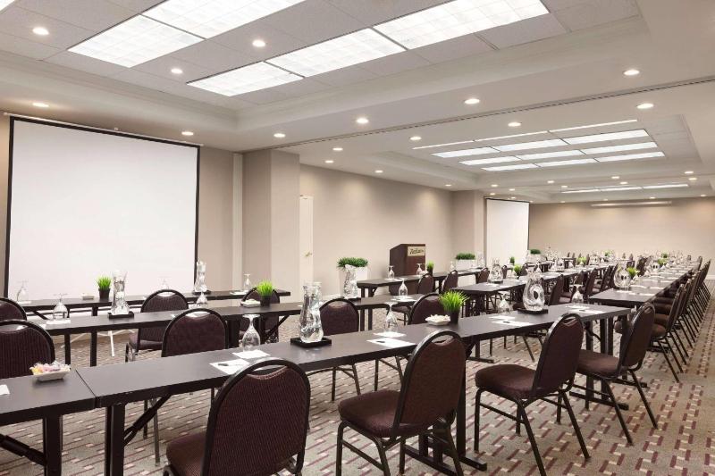 Radisson Hotel Phoenix Airport - image 45