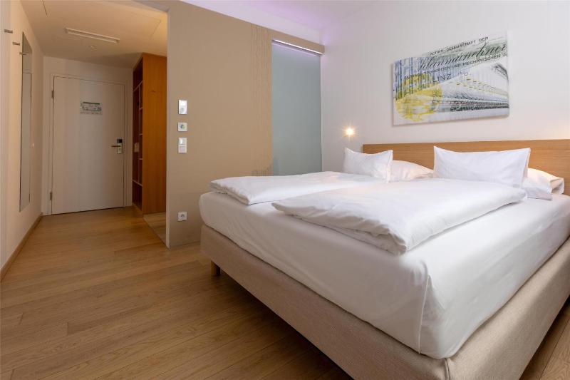 Superior King Room image 3