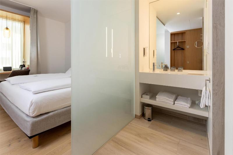 Standard Queen Room image 1