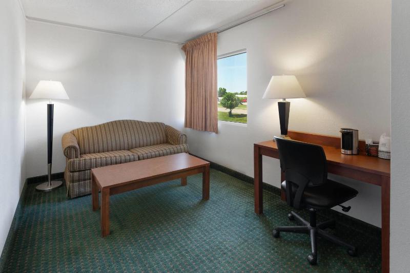 Deluxe Suite with Two Queen Beds - Non-Smoking image 2