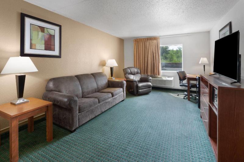 One-Bedroom Queen Suite with Two Queen Beds - Non-Smoking image 2