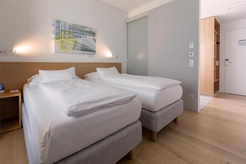 Standard Twin Room image 3