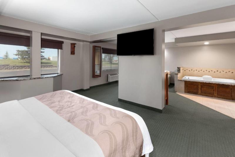 King Room with Jetted Tub - Non-Smoking image 3