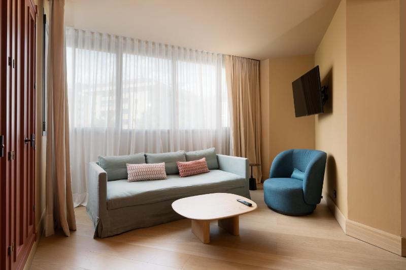  Junior Suite with Partial Sea View (2 Adults + 1 Child) image 4