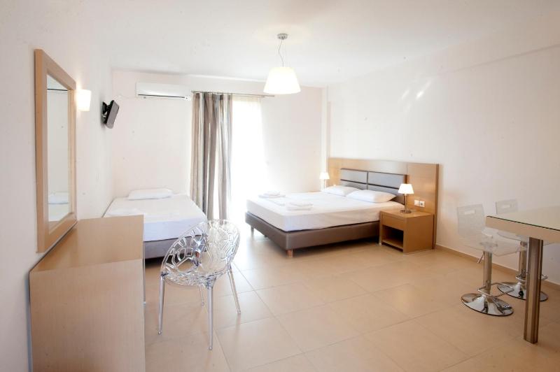 Deluxe Triple Room image 2