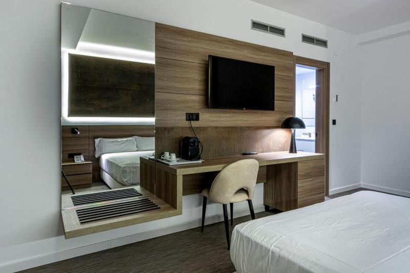Double or Twin Room image 3