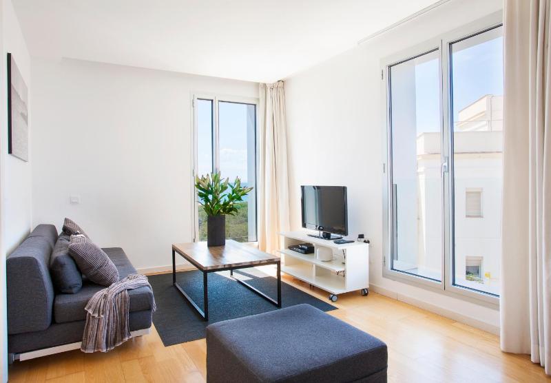 One-Bedroom Apartment with Sea View image 1