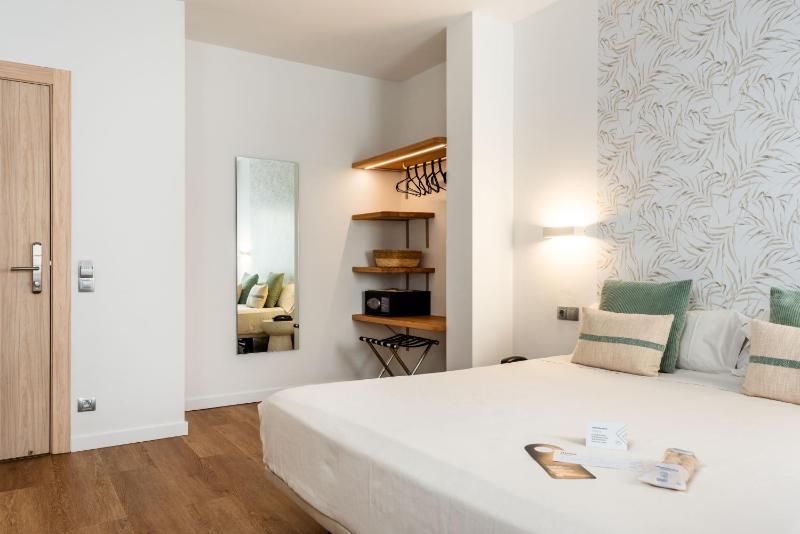 Double or Twin Room image 4